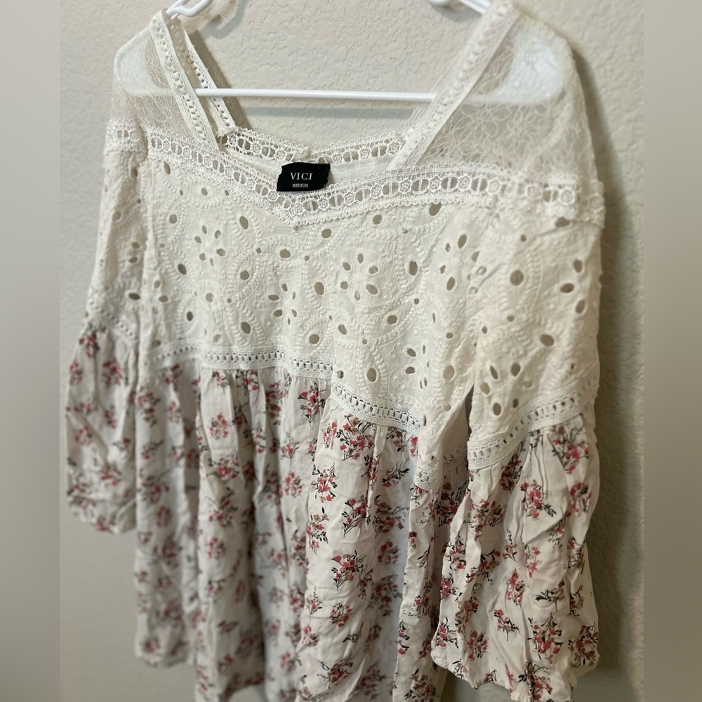 VICI Floral Lace Boho Blouse Size Medium Spring Summer Top - Picture 4 of 6
